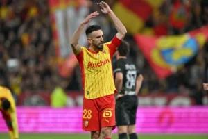 🚨 Officiel : Adrien Thomasson signe à Rennes 👉 Fin de contrat avec Lens ⚽ Meilleur passeur de Ligue 1 en 2025‑2026 📅 Contrat jusqu’en 2029 #Mercato #Thomasson #Rennes #RCLens #Ligue1