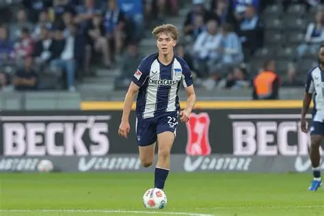 ⚡ “Liverpool fonce sur Kennet Eichhorn, 16 ans, le crack du Hertha Berlin. Mais Bayern, Dortmund et City sont aussi sur le coup !” 👉 Le jeune Allemand doit‑il rester en Bundesliga ou tenter l’aventure en Premier League ?