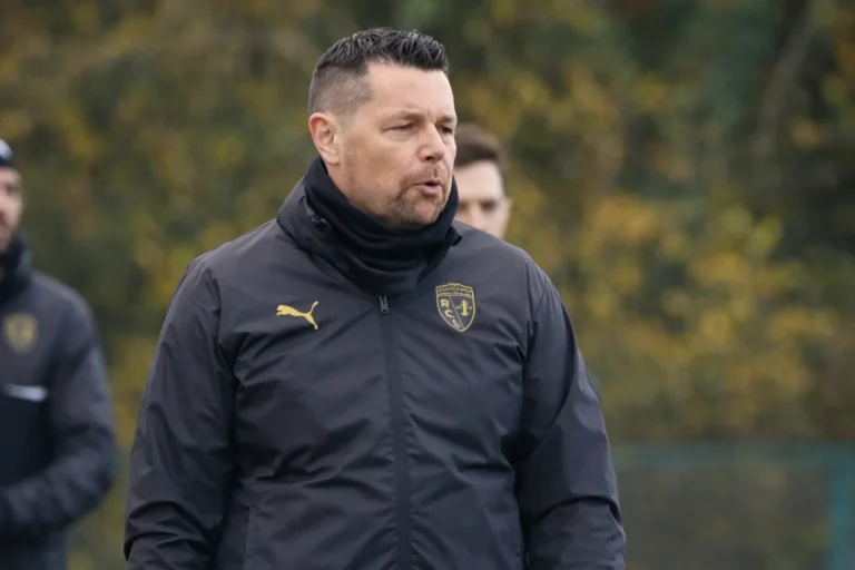 🚨 Lens : avenir incertain pour Pierre Sage 🗣️ « L’idée est de rester, mais… » ⚽ Une communication jugée risquée par les observateurs #RCLens #PierreSage #Ligue1 #Mercato #Football