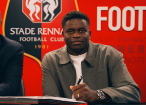⚡ “Rennes prépare un nouveau gardien : Samba vers la sortie !” 👉 Le club breton doit‑il tourner la page pour franchir un cap européen ? #SRFC #Samba #Mercato #Ligue1 #Football