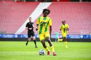 🚨 FC Nantes : Sanah Camara signe pro ! 👉 18 ans, milieu défensif, international U17. 🎯 Objectif : s’imposer en Ligue 2. #FCNantes #SanahCamara #Ligue2 #Football #Formation