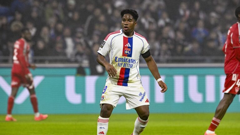 💔 Endrick dit adieu à Lyon 👉 8 buts, 8 passes décisives en 21 matchs 💬 « Merci pour tout Lyon, tu seras toujours dans mon cœur » ⚽ Retour au Real Madrid pour écrire la suite #Endrick #OL #RealMadrid #Football #Brésil #Mercato