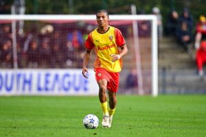 La pépite défensive du RC Lens (21 ans) attire l’OM, le PSG et surtout des clubs allemands 👀⚽. Mais le joueur veut rester pour la Ligue des champions 🔴🟡🔥