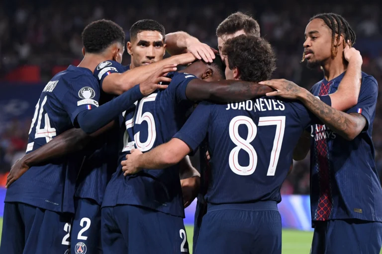 🌍 “Cinq royaumes, cinq trônes… PSG, United, Bayern, Real, Juventus : qui dominera encore demain ?”