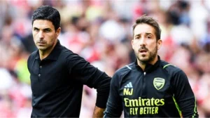 ⚽ Arsenal : 25 buts sur coups de pied arrêtés 💰 Prime de 11 500 € par but pour leur spécialiste 🔥 Le PSG averti avant la finale de Budapest #PSG #Arsenal #LDC #NicolasJover #Football