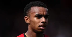 Julian Alvarez trop cher ? Walid Acherchour souffle le nom d’Eli Junior Kroupi 🔴🔵⚽. 19 ans, 13 buts en Premier League… mais un prix XXL de 92 M€ 💰👀