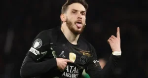 “Kvaratskhelia affole l’Europe… Arsenal et Liverpool le veulent, Paris tremble.” 👉 Le PSG doit‑il céder à une offre XXL ou garder son joyau coûte que coûte ? Réagissez en commentaire et partagez pour lancer le débat !