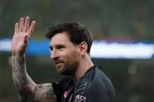 “Messi franchit une frontière invisible… du terrain aux sommets financiers, il rejoint le cercle des immortels.” 💰 Le footballeur devient milliardaire, aux côtés de Ronaldo et Jordan