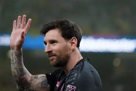 “Messi franchit une frontière invisible… du terrain aux sommets financiers, il rejoint le cercle des immortels.” 💰 Le footballeur devient milliardaire, aux côtés de Ronaldo et Jordan