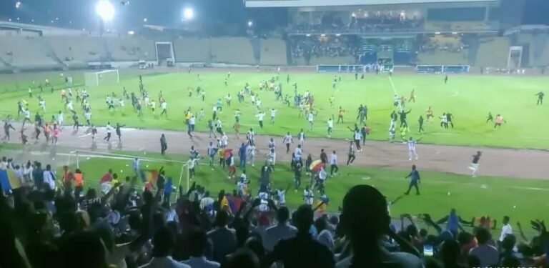 Canon encore battu… et un but refusé qui met le feu aux tribunes. Les arbitres quittent le terrain sous escorte policière.”