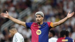 🚨 Barça Mercato : Araujo intouchable ! ⚽ Hansi Flick en fait un cadre majeur. 🔥 Respecté comme capitaine, pilier du vestiaire. 💰 Aucun problème salarial, pas de vente prévue. 😱 Le Barça ferme la porte aux rumeurs. 👉 Araujo reste au cœur du projet catalan 👇 #FCBarcelone #Araujo #HansiFlick #Mercato #Football