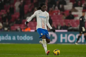 🚨 Mercato : Bastien Meupiyou dans le viseur ! 🇨🇲 Défenseur central de 20 ans (FC Alverca). 💰 Offre de Dortmund : 12 M€ + 5 M€ bonus. ⚡ Wolverhampton garde 50 % de la plus‑value. 🔥 Concurrence européenne déjà en embuscade. #Mercato #Meupiyou #BorussiaDortmund #Football