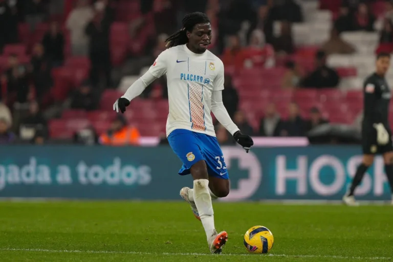 🚨 Mercato : Bastien Meupiyou dans le viseur ! 🇨🇲 Défenseur central de 20 ans (FC Alverca). 💰 Offre de Dortmund : 12 M€ + 5 M€ bonus. ⚡ Wolverhampton garde 50 % de la plus‑value. 🔥 Concurrence européenne déjà en embuscade. #Mercato #Meupiyou #BorussiaDortmund #Football