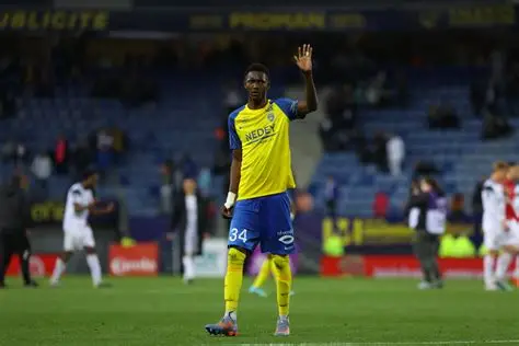 Mercato AJA : un international congolais pourrait bientôt renforcer la défense… 👀 👉 Christ Makosso proche de signer pour 2 M€. #Mercato #AJA #Makosso #Football