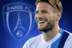 🚨 Mercato Paris FC : Immobile reste ! 🇮🇹 L’attaquant italien de 37 ans confirme : « Je resterai à Paris ». ⚽ 2 buts + 2 passes décisives en 13 matchs. 📈 Objectif atteint : maintien assuré, 11e place en Ligue 1. 👉 Fin du suspense, Immobile poursuit l’aventure 👇 #ParisFC #Immobile #Mercato #Football