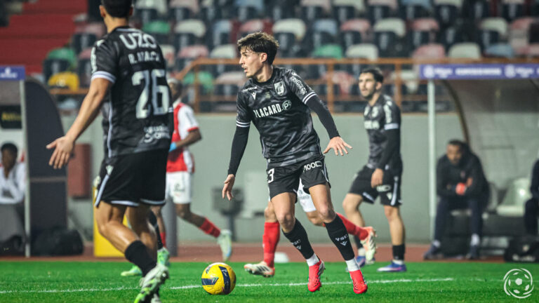 🚨 Mercato Strasbourg : première recrue en approche ! 🇵🇹 Le Racing va signer Diogo Sousa (20 ans, Vitória Guimarães). 💰 Montant estimé : 10 M€. 📅 Contrat actuel jusqu’en 2028, mais racheté par Strasbourg. 👉 Une pépite portugaise pour renforcer le milieu 👇 #RCSA #DiogoSousa #Mercato #Football