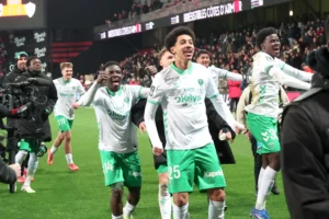 🚨 Mercato ASSE : N’Guessan courtisé ! ⚽ 17 ans, milieu prometteur. 📅 Contrat jusqu’en 2027. 💰 Valeur estimée : 10 M€. 💬 Intérêt déjà manifesté par Chelsea. 👉 Après Kroupi, la Premier League pourrait craquer 👇 #ASSE #NGuessan #Mercato #Football