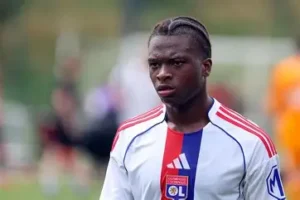 🚨 Mercato : Le Stade Rennais pourrait s’inviter dans le dossier Enzo Molebe (18 ans, OL, prêté à Montpellier). Ambitieux, rapide et déjà suivi en Ligue 1, il rêve de Ballon d’Or ⭐. Rennes pourrait en faire son prochain pari offensif 👀👇 #SRFC #Mercato #Molebe #OL #Montpellier #Ligue1