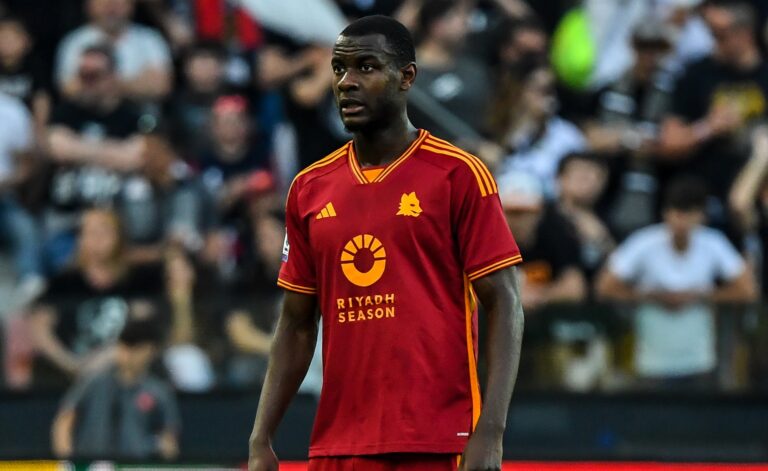 🚨 Mercato OM : Balerdi out, Ndicka ciblé ! 🇦🇷 Balerdi blessé au mollet, forfait pour le Mondial. ❌ Départ acté après 6 saisons à Marseille. 🇨🇮 L’OM vise Evan Ndicka (26 ans, AS Roma). 🛡️ Gabarit 1m92, puissance et relance de qualité. 👉 Le mercato phocéen s’annonce brûlant 👇 #OM #Balerdi #Ndicka #Mercato #Football