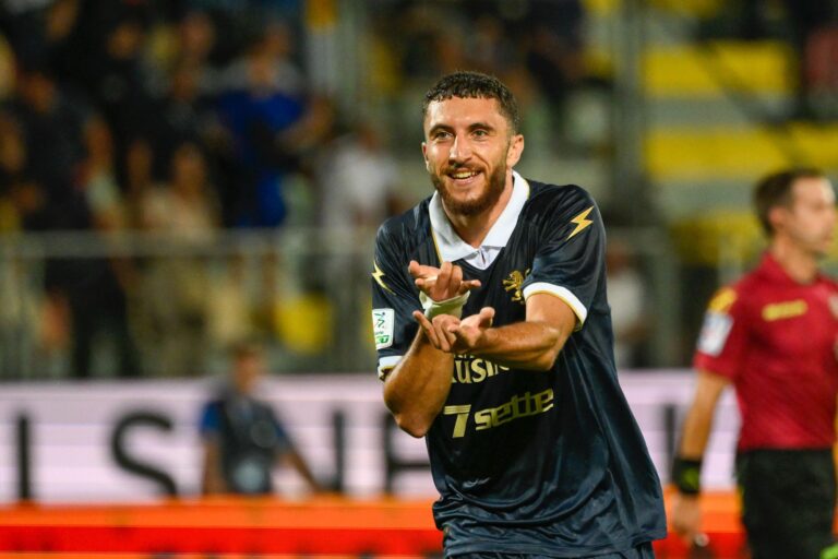 ⚡️ Mercato Ligue 1 : un ailier algérien pourrait déclencher une bataille entre deux clubs français… 👀 👉 Farès Ghedjemis suivi par Monaco et Lille. #Mercato #Football #ASM #LOSC #Ghedjemis