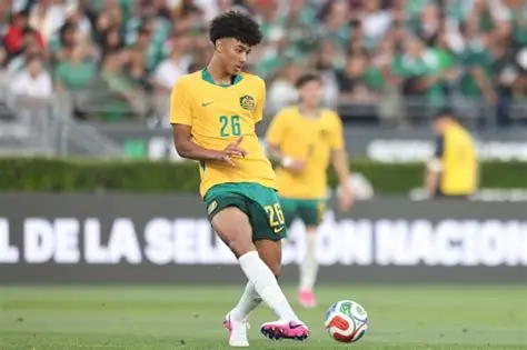 Le FC Barcelone a tenté un gros coup sur le marché des jeunes talents 💥. Les Catalans ont proposé 10M€ pour recruter Lucas Herrington, défenseur australien de 18 ans qui brille déjà au Colorado Rapids. Mais la réponse des Américains a été claire : refus catégorique ❌. 👉 Le Barça reviendra‑t‑il avec une offre plus élevée pour arracher ce prodige lié jusqu’en 2029 ? Le dossier reste ouvert et promet un été brûlant 🔥👇 #FCBarcelona #Mercato #LucasHerrington #ColoradoRapids #LaLiga #Australia