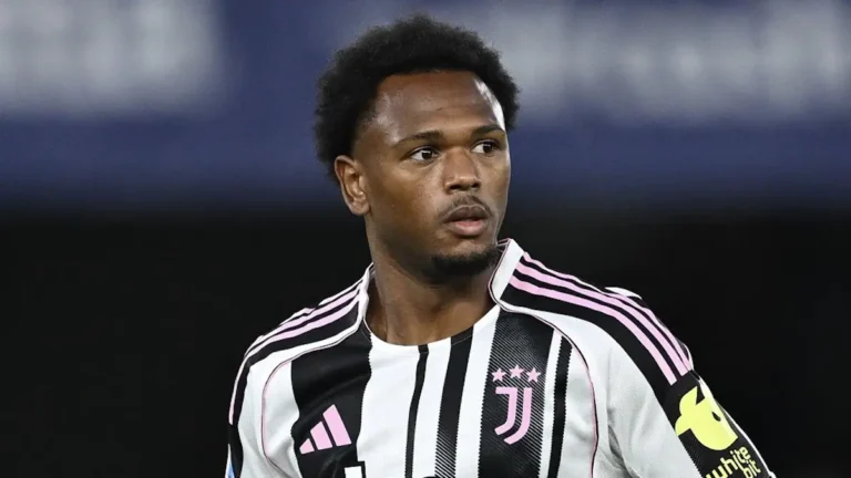🚨 Mercato RC Lens : Openda ciblé ! ⚽ Ex‑Lensois, en difficulté à la Juventus. 🔥 37 matchs, seulement 2 buts cette saison. 💬 Contrat jusqu’en 2030, prêt envisagé. 😱 Concurrence : Monaco, Francfort, Leeds, Forest. 👉 Lens veut frapper fort avant la Ligue des Champions 👇 #RCLens #Openda #Mercato #Football
