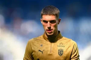 🚨 Robin Risser chez les Bleus ! ⚽ Du Red Star à l’équipe de France en un an. 🔥 Vainqueur de la Coupe de France avec Lens. 💬 Troisième gardien derrière Maignan et Samba. 😱 Une ascension fulgurante pour le portier de 21 ans. 👉 Risser vit un rêve éveillé… Clique et découvre son parcours 👇 #RobinRisser #RCLens #EquipeDeFrance #CoupeDuMonde #Football