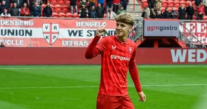 Le FC Twente frappe fort 💥 ! Le défenseur Ruud Nijstad, révélation de l’Eredivisie avec 24 matchs disputés, prolonge jusqu’en 2029. Résultat : le Barça, le PSV et l’Eintracht Francfort repartent bredouilles… Un énorme coup de maître signé Twente 👀👇 #Twente #Nijstad #Barça #Mercato #Eredivisie