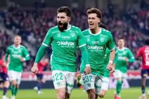 🚨 Mercato ASSE : deux départs majeurs se profilent… mais deux noms émergent pour relancer l’attaque 👀. Un buteur expérimenté et une pépite de Ligue 2 pourraient débarquer dans le Forez 🔥👇 #ASSE #Mercato #Robinet #Versini #Ligue2 #Football
