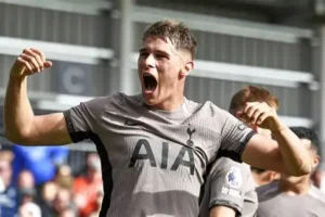 🚨 Mercato Real Madrid : Van de Ven ciblé ! 🇳🇱 Défenseur central de 25 ans (Tottenham). ⚽ 45 matchs, 7 buts, 1 passe décisive cette saison. 📅 Sous contrat jusqu’en 2029. 💰 Valorisé à 85 M€ par les Spurs. 🔥 Madrid veut bâtir une défense d’acier. #RealMadrid #VanDeVen #Mercato #Football