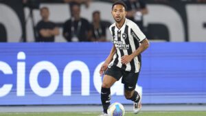 🚨 Mercato OL : conflit avec Botafogo, mais Lyon vise Vitinho ! ⚽ Défenseur de 24 ans, titulaire à Botafogo. 🔥 Valeur estimée : 9 M€. 💬 Concurrence du Zénith, CSKA, Palmeiras et Cruzeiro. 😱 Bras de fer juridique entre Lyon et Botafogo. 👉 Le mercato lyonnais s’annonce explosif 👇 #OL #Botafogo #Vitinho #Mercato #Football