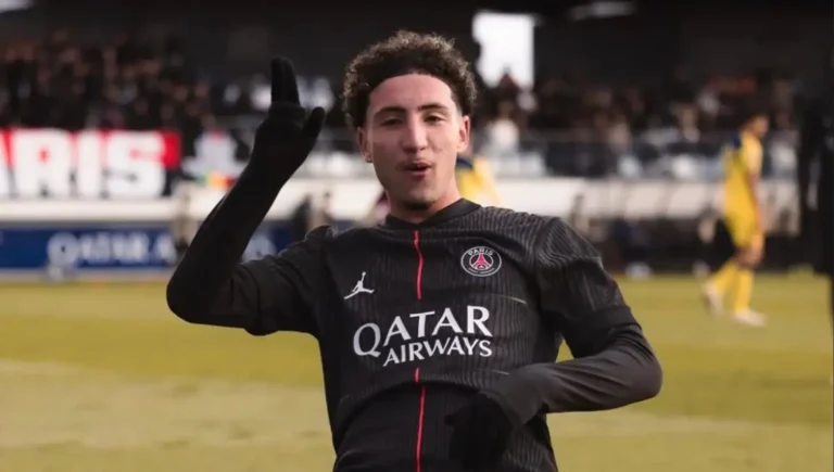 🚨 PSG : double mouvement ! ⚽ Willian Pacho proche de prolonger. 🔥 Adam Ayari (18 ans) signe son premier contrat pro. 💬 19 buts, 12 passes décisives cette saison. 😱 Luis Enrique mise sur la jeunesse parisienne. 👉 Le futur du PSG s’écrit entre prolongations et formation 👇 #PSG #Pacho #Ayari #LuisEnrique #Mercato #Football