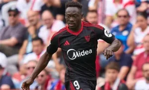🚨 Mercato OM : Akor Adams ciblé ! 🇳🇬 Attaquant nigérian de 26 ans (FC Séville). ⚽ Ancien joueur de Montpellier, connaît la Ligue 1. 📊 10 buts + 4 passes décisives cette saison. 💰 Offre de 18 M€ envisagée par l’OM. 🔥 Genesio veut renforcer l’attaque. #OM #AkorAdams #Mercato #Football