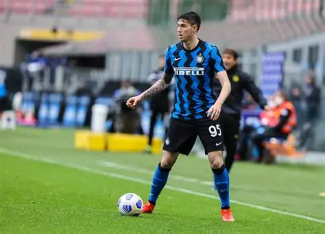 🚨 Mercato : Bastoni reste à l’Inter ! 🛡️ Chivu ferme la porte : « Bastoni est l’un de nos champions ». ❌ Le Barça abandonne la piste (70 M€ jugés trop élevés). 🔄 Flick mise sur Cubarsí, García, Martín et vise Natan (Betis). 👉 Paris est fini pour Bastoni, Barcelone change de cap 👇 #Barça #Inter #Bastoni #Mercato #Football