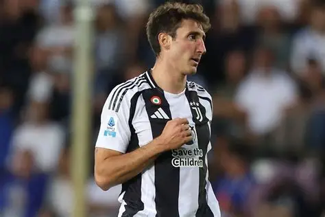 ⚡️ Mercato Barça – Atlético : un duel se prépare 👀 👉 Cambiaso, cadre de la Juve, attise les convoitises 🔥👇 📌 Lien complet de l’article en commentaire #Mercato #Football #Barça #Atlético #Juventus #Cambiaso #SerieA