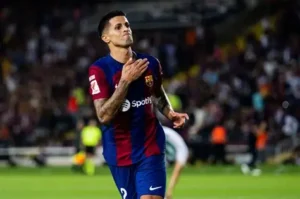 🔥 Le FC Barcelone dans l’impasse avec João Cancelo ! Arrivé en prêt, l’international portugais s’est imposé comme un titulaire indiscutable. Mais les négociations avec Al‑Hilal sont totalement bloquées et les contraintes financières du Barça compliquent son transfert définitif. Le feuilleton du mercato est lancé… 👇 #FCBarcelona #Cancelo #Mercato #Barça #Football