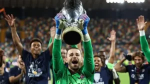 🚨 Mercato : Lucas Chevalier vers Rennes ? ⚽ Le gardien du PSG cherche une porte de sortie. 🔥 Rennes intéressé, mais Aston Villa et Tottenham guettent. 💰 Valeur estimée : 25 M€, enchères possibles. 😱 Le dossier s’annonce comme un test de puissance. 👉 Rennes rêve de Chevalier… mais l’Angleterre pourrait tout gâcher 👇 #StadeRennais #PSG #LucasChevalier #Mercato #Football
