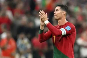 Cristiano Ronaldo reste persuadé qu’il peut encore porter le Portugal 🇵🇹. À 228 sélections, la star de Al‑Nassr affiche une confiance intacte malgré une préparation sans but face au Chili (2‑1) et au Nigeria (2‑1). « Physiquement, je me sens bien… La clé, c’est de gagner le premier match », a lancé CR7 avant le choc du 17 juin contre la RDC ⚡👇 #Ronaldo #Portugal #Seleção #WorldCup #AlNassr #RDC #Mercato