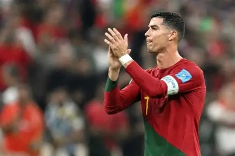 Cristiano Ronaldo reste persuadé qu’il peut encore porter le Portugal 🇵🇹. À 228 sélections, la star de Al‑Nassr affiche une confiance intacte malgré une préparation sans but face au Chili (2‑1) et au Nigeria (2‑1). « Physiquement, je me sens bien… La clé, c’est de gagner le premier match », a lancé CR7 avant le choc du 17 juin contre la RDC ⚡👇 #Ronaldo #Portugal #Seleção #WorldCup #AlNassr #RDC #Mercato