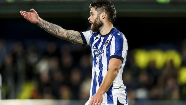 Mercato OL : deux internationaux pourraient quitter le club… 👀 👉 Turner et Caleta‑Car poussés vers la sortie. #Mercato #OL #Turner #CaletaCar #Football