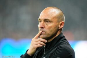 🚨 Officiel bientôt : Alexandre Dujeux à Lorient ! ⚽ Ex‑coach du SCO Angers. 📅 Contrat jusqu’en 2028 (2 ans + 1 option). 👥 Arrive avec son adjoint Lamine Mbaye. 🔥 Courtisé par Nice et Auxerre, il a choisi les Merlus. #FCLorient #Dujeux #Mercato #Football