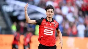 💍 Insolite : au mariage d’Estéban Lepaul (Stade Rennais), son chien Bob a apporté les alliances devant les invités. Une scène adorable qui a volé la vedette au marié et fait le buzz sur les réseaux sociaux. #EstebanLepaul #StadeRennais #BobLeChien #Mariage #Insolite