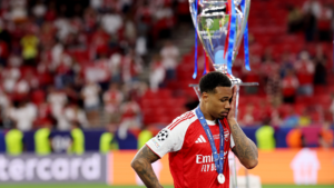 🚨 Arsenal : Gabriel soutenu malgré son penalty raté ⚽ +350 % de ventes de maillots 💬 « Merci à nos incroyables supporters » 🔥 Les Gunners transforment la douleur en symbole #Arsenal #Gabriel #PSG #PremierLeague #LigueDesChampions #Football