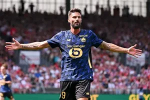 🚨 LOSC : Giroud prolonge ! 🇫🇷 Meilleur buteur de l’histoire des Bleus. ⚽ 11 buts en 44 matchs cette saison. 📅 Contrat prolongé jusqu’en 2027. 👔 Sous les ordres de Davide Ancelotti. 🔥 À 39 ans, il reste un pilier des Dogues. #LOSC #Giroud #Ligue1 #Football