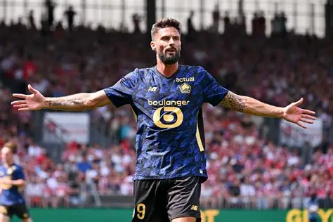 🚨 LOSC : Giroud prolonge ! 🇫🇷 Meilleur buteur de l’histoire des Bleus. ⚽ 11 buts en 44 matchs cette saison. 📅 Contrat prolongé jusqu’en 2027. 👔 Sous les ordres de Davide Ancelotti. 🔥 À 39 ans, il reste un pilier des Dogues. #LOSC #Giroud #Ligue1 #Football