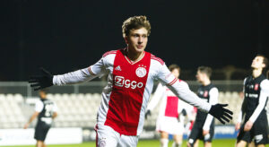 🚨 Arsenal Mercato : attaque en chantier ! ⚽ Mika Godts (Ajax) reste ciblé. 🔥 Morgan Rogers, Kroupi Junior et Bradley Barcola (PSG) aussi suivis. 💬 Les Gunners veulent frapper fort en attaque. 👉 Londres prépare un été offensif 👇 #Arsenal #Godts #Barcola #Mercato #Football