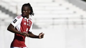 🚨 Mercato Reims : Guindo arrive ! 🇲🇱 Latéral gauche de 23 ans, ex‑Brest. 📅 Contrat de 5 ans (jusqu’en 2031). ⚽ 25 matchs de Ligue 1 la saison passée. 🔥 Objectif : aider Reims à remonter en Ligue 1. #StadeDeReims #Guindo #Mercato #Football