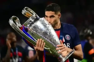 🚨 Hakimi snobé par l’UEFA ⚽ PSG sacré face à Arsenal (1‑1, 4 tab à 3) 📊 Co‑meilleur passeur avec 7 assists 🔥 Les fans crient au scandale : « Quel scandale !!?? » #PSG #Hakimi #Mbappé #UEFA #LigueDesChampions #Football