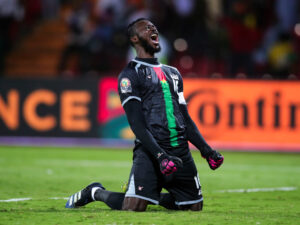 Prêté à Angers, Hervé Koffi a brillé avec 10 clean sheets en Ligue 1 et sauvé le SCO. Mais au RC Lens, son avenir est déjà tranché : le club mise sur Robin Risser et attend environ 4,5 M€ pour un transfert définitif… 👇 #RCLens #Koffi #Angers #Mercato #Ligue1