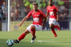 L’OM prépare un coup malin : Hugo Magnetti, milieu du Stade Brestois, évalué à 6 M€, pourrait revenir dans sa ville natale. Sous l’impulsion de Grégory Lorenzi, le joueur marseillais est une cible abordable et solide. Le mercato phocéen s’annonce brûlant 👇 #OM #Mercato #Magnetti #Ligue1 #Football